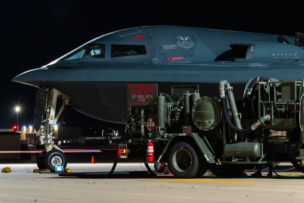 Whiteman_AFB's tweet image. B-2 Spirit stealth bombers receive fuel during hot-pit refueling operations at Whiteman AFB, Mo., May 28. Hot-pit refueling is the practice of refueling aircraft immediately after landing while keeping the engines running, increasing response time in an operational environment.
