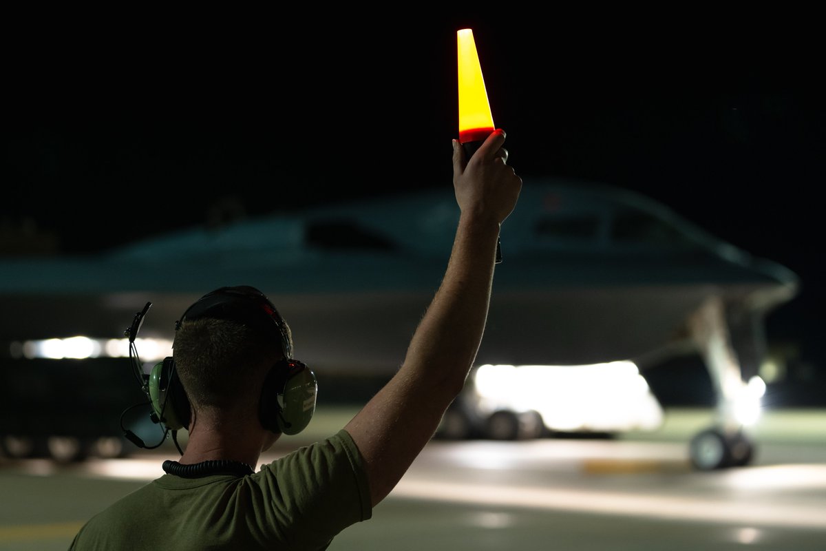 Whiteman_AFB's tweet image. B-2 Spirit stealth bombers receive fuel during hot-pit refueling operations at Whiteman AFB, Mo., May 28. Hot-pit refueling is the practice of refueling aircraft immediately after landing while keeping the engines running, increasing response time in an operational environment.