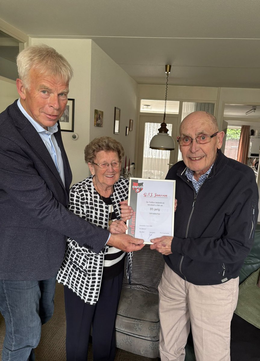 Geert Janssen 85 jaar lid 

Voorzitter Sjaak Thijssen bracht een bezoek aan Geert Janssen om hem te feliciteren met zijn 85-jarig lidmaatschap van De Treffers. Over clubliefde gesproken! ❤️🖤

Lees meer op onze website: detreffers.nl/geert-janssen-…