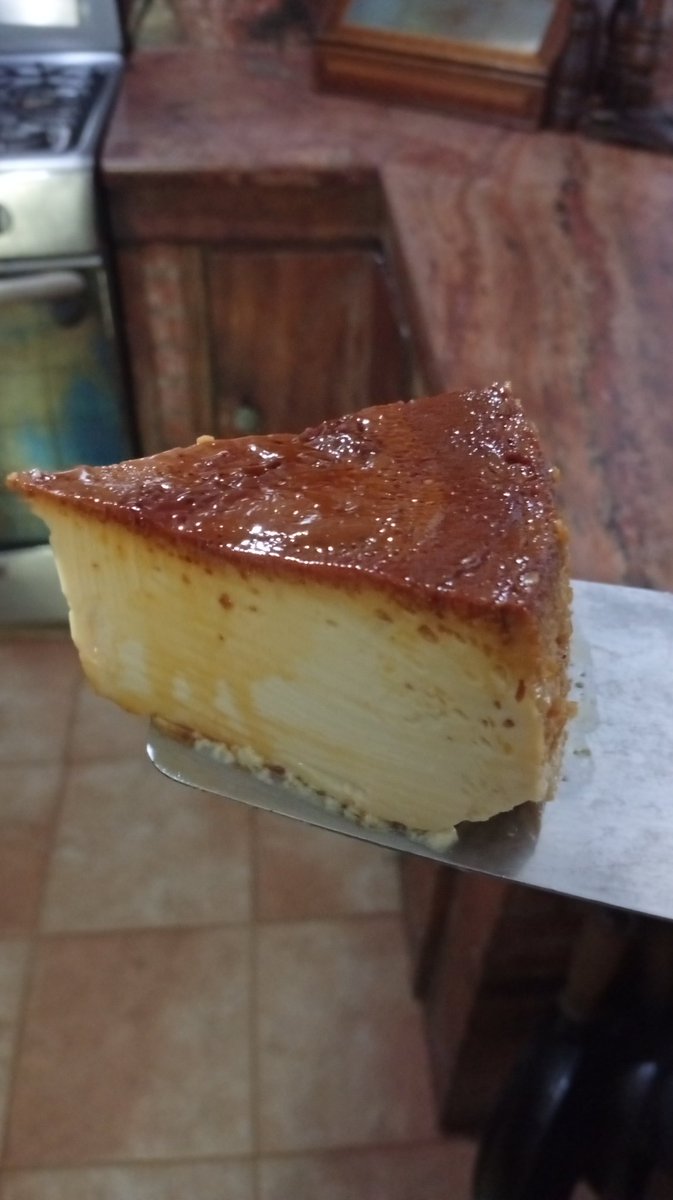 rosydeperez63's tweet image. Mi quesillo.
Batir 5 huevos, una lata de leche condensada, agua, la que quepa en esa lata, ya vacía, 10 o 12 cucharadas de leche en polvo, vainilla y licuar.
En un molde hacer un caramelo, verter la mezcla, tapar y meter al horno por una hora al Baño de María.
#FelizLunes