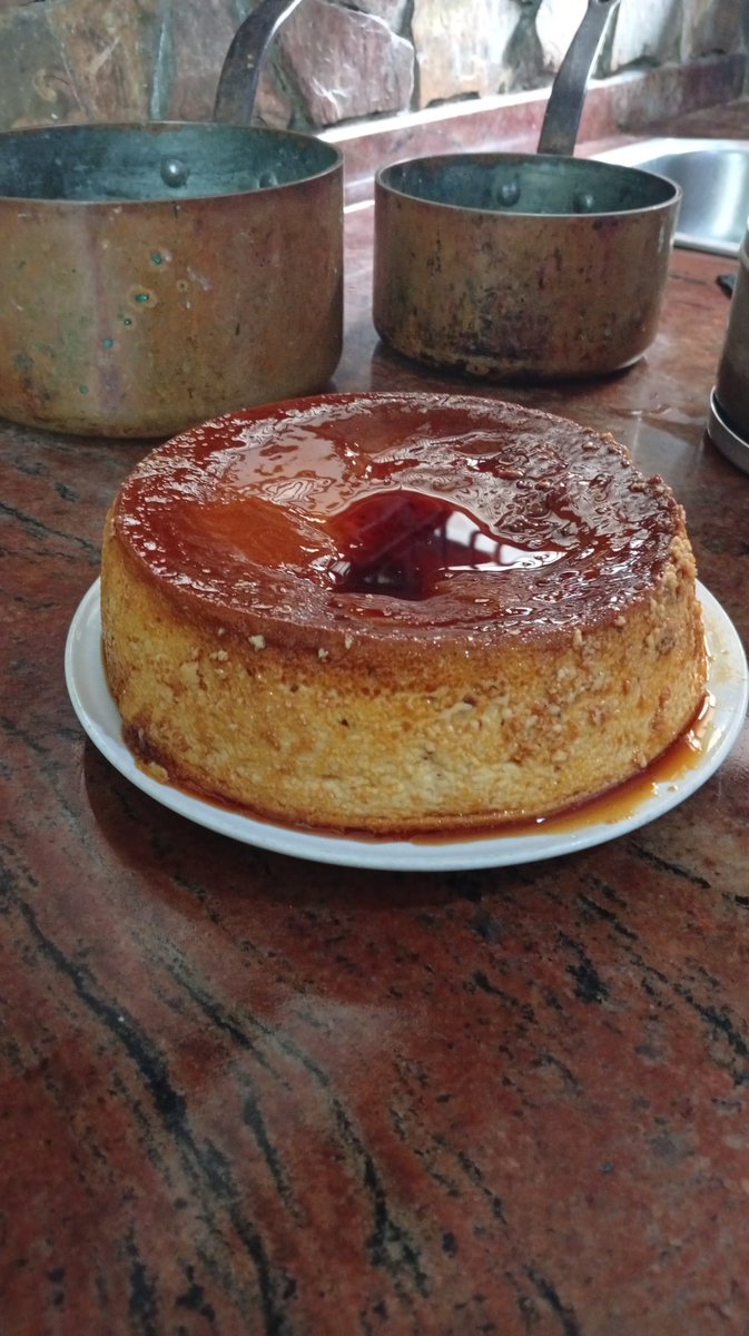 rosydeperez63's tweet image. Mi quesillo.
Batir 5 huevos, una lata de leche condensada, agua, la que quepa en esa lata, ya vacía, 10 o 12 cucharadas de leche en polvo, vainilla y licuar.
En un molde hacer un caramelo, verter la mezcla, tapar y meter al horno por una hora al Baño de María.
#FelizLunes