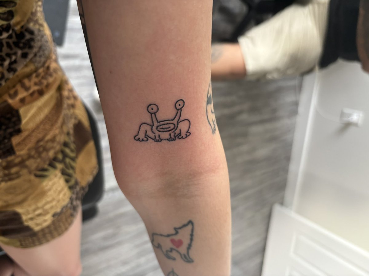 glizziegobble69's tweet photo. NEW TATTOO NEW TATOO NEW TATOO HES SO CUTE I LOVE YOU JEREMIAH THE FROG OF PEACE <3 RIP DANIEL JOHNSTON https://t.co/bBhRlFgJa9