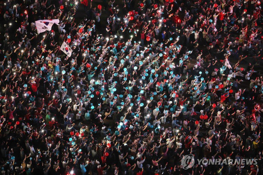 이 사진도 역사의 한 장면이다.
붉은 풍선 속 터콰이즈 블루 풍선...
진정한 좌중우 대통합! 우리 한줌단 소중하다 진짜로..