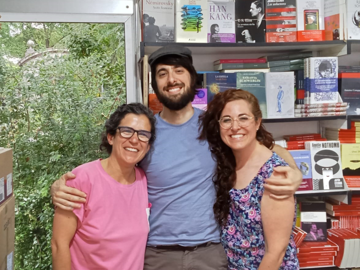 Librería Jarcha (@libreriajarcha) on Twitter photo Muchas gracias por este primer fin de semana de la <a href="/FLMadrid/">Feria del Libro de Madrid</a> De Benjamín Prado y Montse Sánchez Alonso no tenemos foto pero fue un placer enorme compartir la tarde. Y un especial agradecimiento a Claudia Acevedo, editora de Padura en Cuba, por su visita.
#Caseta312
#FLMadrid25 Muchas gracias por este primer fin de semana de la <a href="/FLMadrid/">Feria del Libro de Madrid</a> De Benjamín Prado y Montse Sánchez Alonso no tenemos foto pero fue un placer enorme compartir la tarde. Y un especial agradecimiento a Claudia Acevedo, editora de Padura en Cuba, por su visita.
#Caseta312
#FLMadrid25