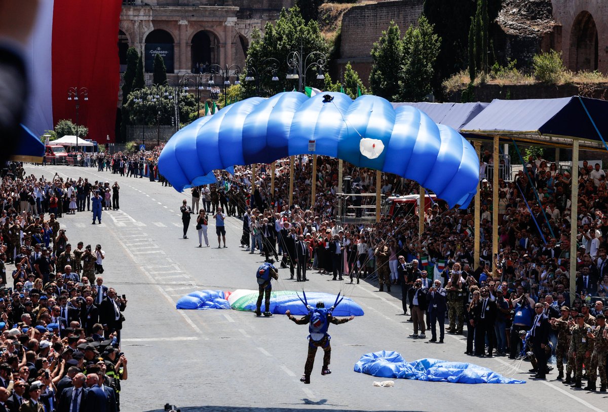 FOTO | La parata del 2 giugno, dal tricolore gigante sul Colosseo ai paracadutisti azzurri. Ottanta vigili del fuoco hanno srotolato una enorme bandiera di 2.000 metri quadrati. #ANSA ansa.it/sito/photogall…