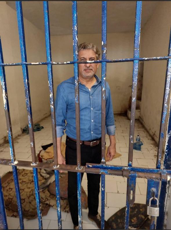 سلمان فاروقی کو لاک اپ کردیا گیا ہے۔تصویر کو غور سے دیکھیں تو کنڈی کھلی ہوئی ہے کھلا ہوا تالہ اٹکا ہوا ہے۔سلمان فاروقی کا حلیہ بھی بتارہا ہے کہ یہ صرف فوٹو سیشن ہوا ہے۔پولیس چند پیسوں کی خاطر بڑے آدمی کو پروٹوکول دینے سے گریز کرے۔آج غریب کا بچہ ہے کل آپکا اپنا بچہ ایسے ہی کسی