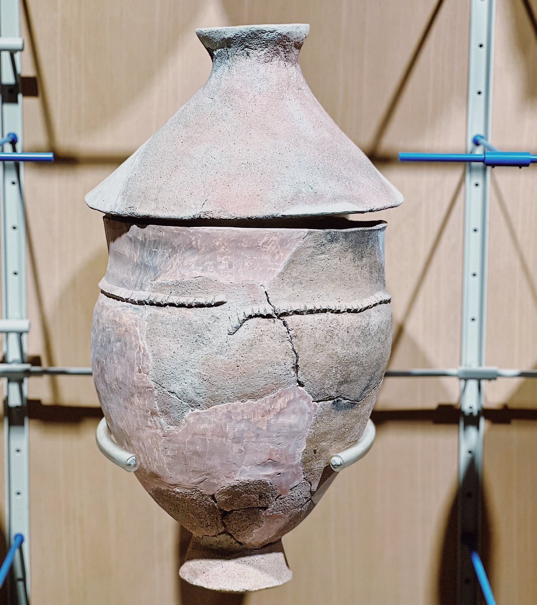 指宿で見た古墳時代の成川式土器。胴部を巡る一本の粘土紐の隆体を頑な