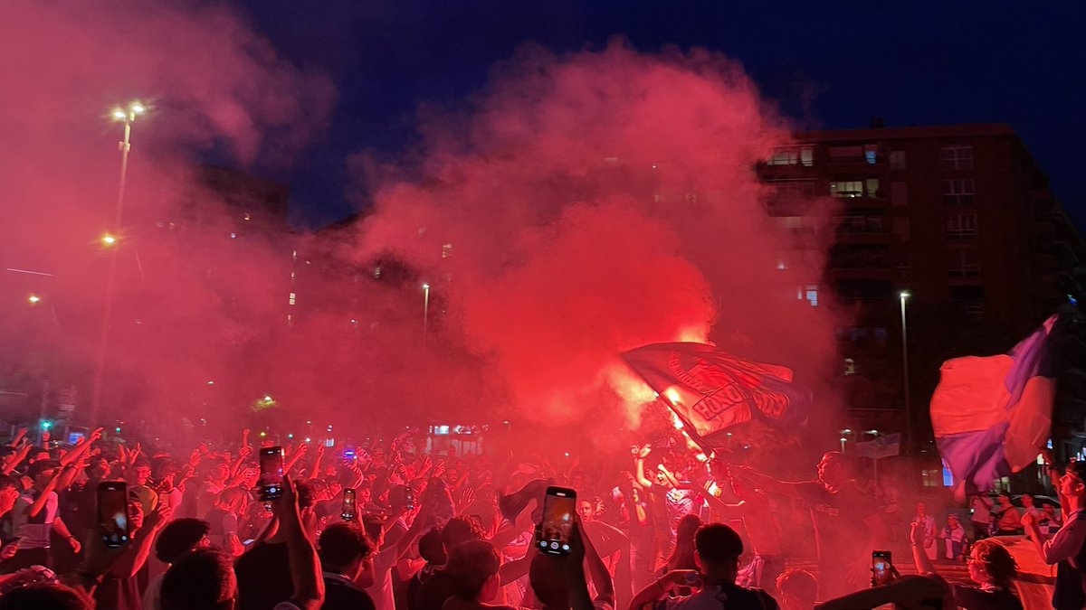 Pau Roche🎙 (@paurochee) on Twitter photo L’últim ascens del <a href="/CESabadell/">CE Sabadell 🧅</a> (2020) va celebrar-se des del balcó de casa per culpa de la pandèmia.
El d’ahir -després de dos descensos gairebé consecutius (2021, 2024)- sí va poder ser amb gent al carrer. La ciutat ho tenia pendent.
Enhorabona arlequinats! L’últim ascens del <a href="/CESabadell/">CE Sabadell 🧅</a> (2020) va celebrar-se des del balcó de casa per culpa de la pandèmia.
El d’ahir -després de dos descensos gairebé consecutius (2021, 2024)- sí va poder ser amb gent al carrer. La ciutat ho tenia pendent.
Enhorabona arlequinats!