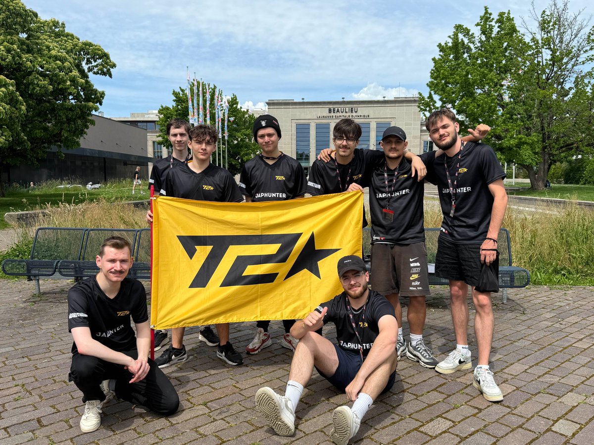 T2 ESPORT (@time2esport) on Twitter photo Merci à tous ceux qui sont passés nous supporter ce week-end 🙏
GG à nos joueurs :
🥇 Top 1 Overwatch
🏅 Top 4 Valorant
📸 Photo de la team Valo avec le CEO et <a href="/Vari_le_gris/">Vari_le_gris</a> meilleur dps de l'histoire en bonus !
#T2WIN 💛 Merci à tous ceux qui sont passés nous supporter ce week-end 🙏
GG à nos joueurs :
🥇 Top 1 Overwatch
🏅 Top 4 Valorant
📸 Photo de la team Valo avec le CEO et <a href="/Vari_le_gris/">Vari_le_gris</a> meilleur dps de l'histoire en bonus !
#T2WIN 💛
