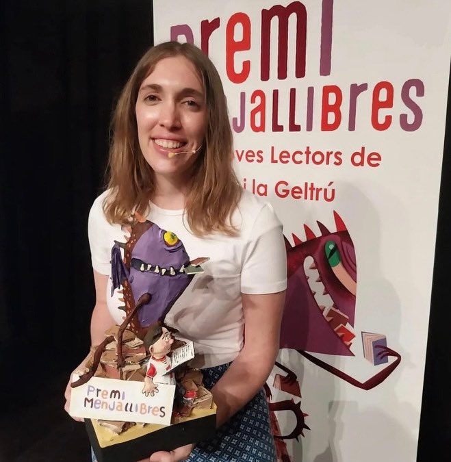 Felicitats a l’escriptora de #SantJust <a href="/paulavidalbooks/">Paula Vidal</a> amb motiu del premi Menjallibres 2024-2025 en la categoria de 1r i 2n d’ESO.
Un èxit més recollit amb la seva novel·la “Inversemblant” i que li va ser reconegut per alumnes de Vilanova i la Geltrú.
Enhorabona!