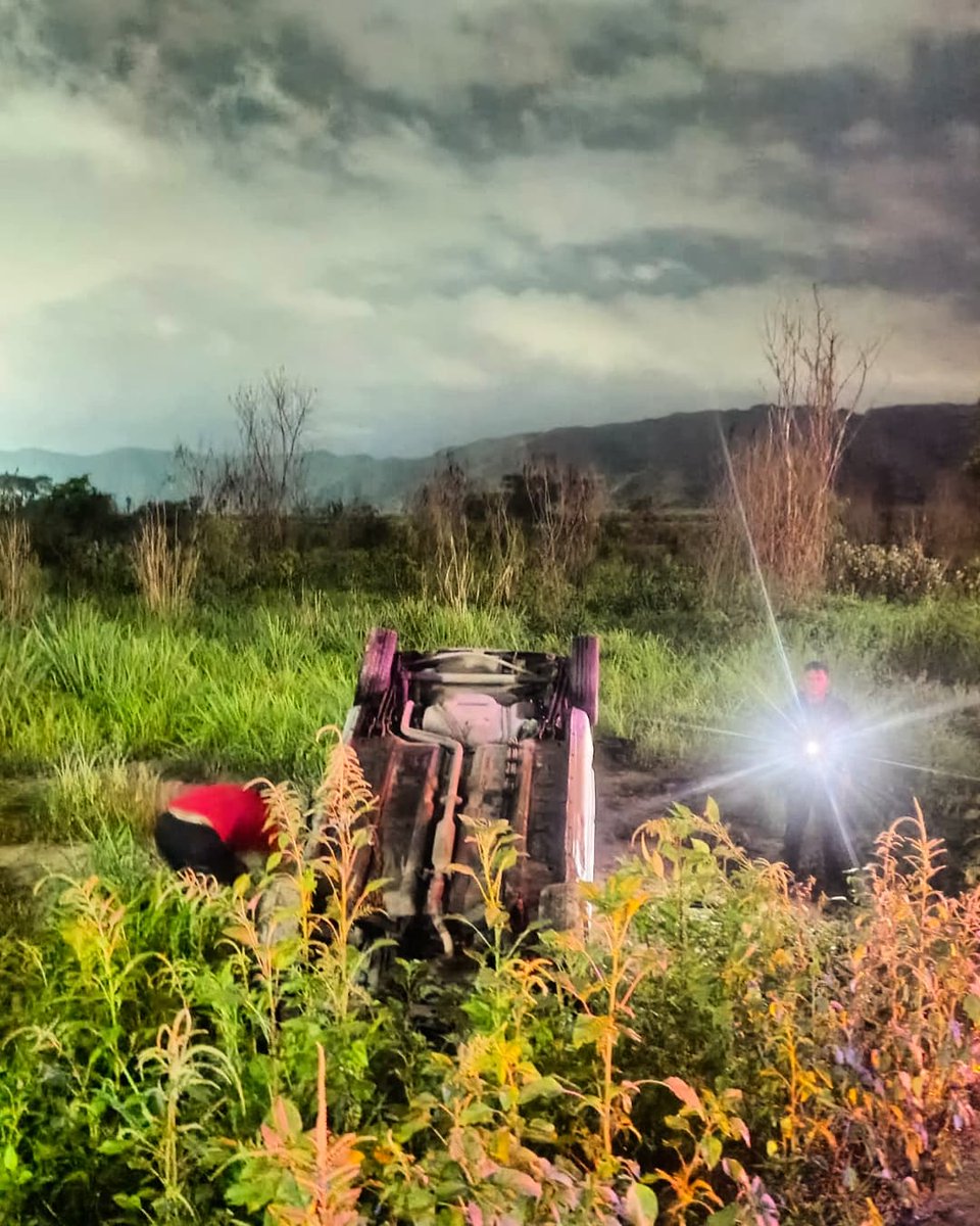 ⚠️💥🚙 #NoticiasViales (02/06) #Aragua Este domingo ocurrió el volcamiento de un vehículo en la avenida Doctor Francisco Montoya, cerca del Cementerio Metropolitano de #Maracay. El veh{iculo se embarrancó, pero el conductor salió ileso. #2Jun

✍🏻 <a href="/andrearochap/">Andrea C Rocha P</a>