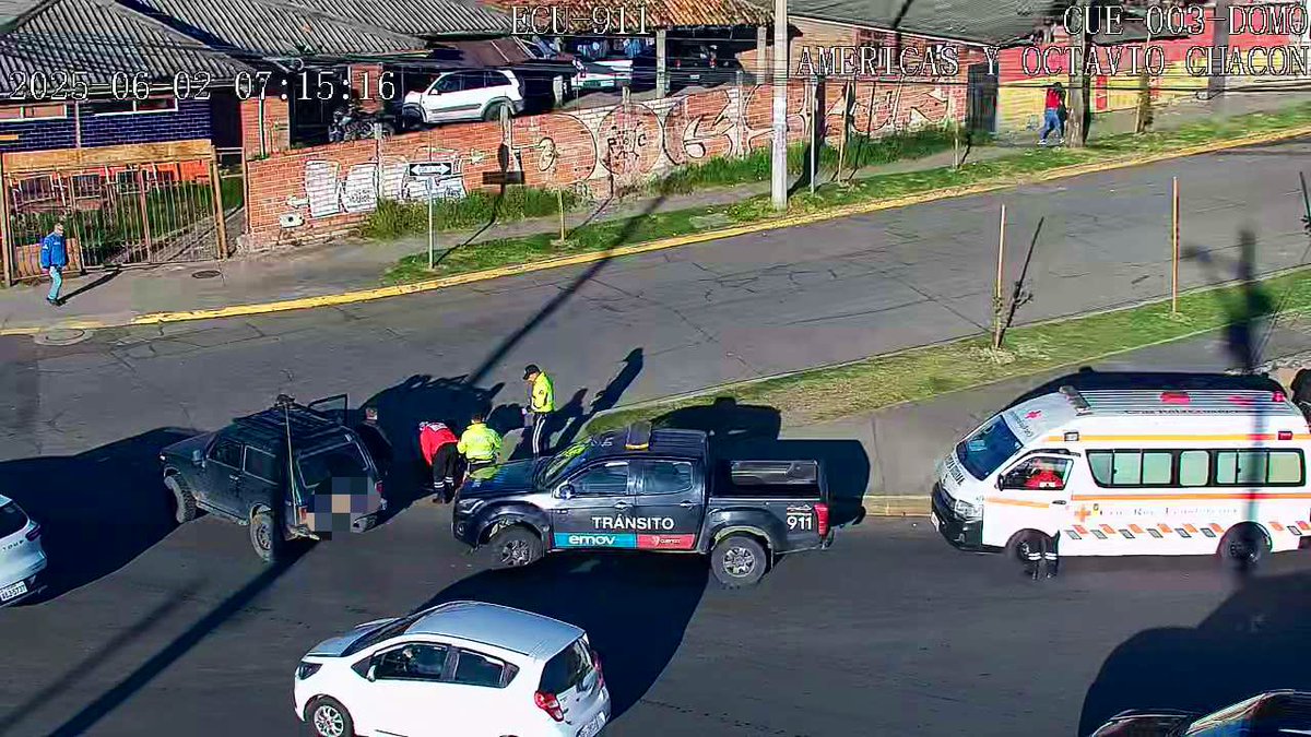 #Cuenca | 📷 Desde #VideovigilanciaECU911 se brinda apoyo visual a la atención a un siniestro de tránsito en el sector Av. De Las Américas-De La Independencia (Parque Industrial). 

🚓🚑 Personal de <a href="/emov_ep/">EMOV EP Cuenca</a> y <a href="/CRUZROJAZUAY/">CRUZ ROJA DEL AZUAY</a> atienden a una persona herida.