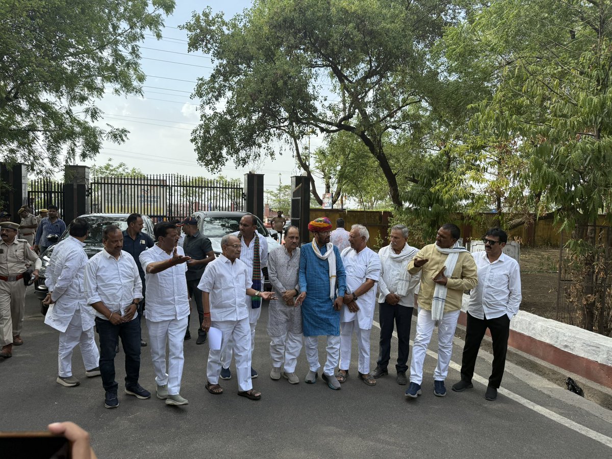 Harimohan Sharma Bundi (@mlaharimohan) on Twitter photo भारतीय जनता पार्टी बारां के नेतृत्व एवं पुलिस द्वारा पूर्व कैबिनेट मंत्री श्री <a href="/PramodBhayaINC/">Pramod Bhaya</a> के खिलाफ की जा रही प्रतिशोध भरी कार्रवाई के संबंध में कांग्रेस प्रतिनिधिमंडल ने कोटा रेंज के आईजी के समक्ष संपूर्ण कार्रवाई कोटा में करवाने के संबंध में ज्ञापन सोपा !! भारतीय जनता पार्टी बारां के नेतृत्व एवं पुलिस द्वारा पूर्व कैबिनेट मंत्री श्री <a href="/PramodBhayaINC/">Pramod Bhaya</a> के खिलाफ की जा रही प्रतिशोध भरी कार्रवाई के संबंध में कांग्रेस प्रतिनिधिमंडल ने कोटा रेंज के आईजी के समक्ष संपूर्ण कार्रवाई कोटा में करवाने के संबंध में ज्ञापन सोपा !!
