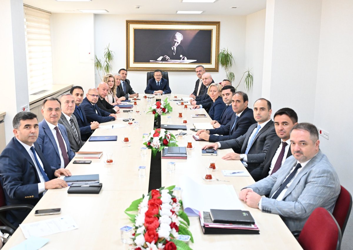 Belediyemizin kıymetli müdürleriyle sık sık bir araya geliyoruz. 

Bayram öncesi toplantımızı gerçekleştirdik. Yapılacak işler ve alınacak tedbirleri görüştük. 

Altındağ’ımız için el birliğiyle çalışmaya devam ediyoruz.🤝