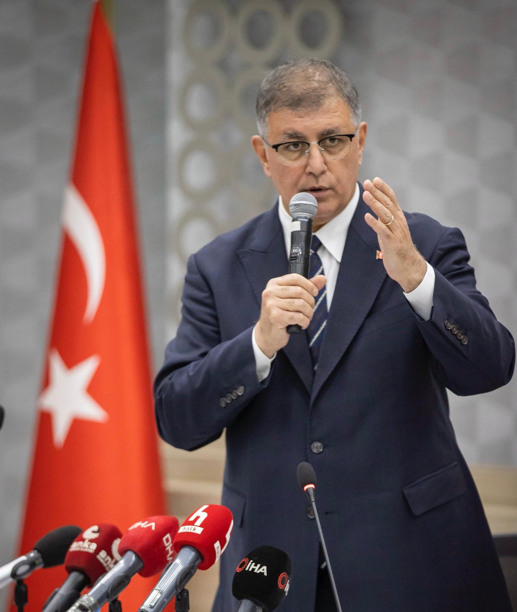 İzmir Büyükşehir Belediye Başkanı Cemil Tugay: Büyükşehir de, İzmir de sendikaya diz çökmeyecek!

• Belediyemizin masaya koyduğu teklif, Türkiye’deki en yüksek belediye çalışanı teklifidir.

• Greve katılmamayı seçen çalışanlarımıza sendika karışamaz. Hiçbir çalışan, sendikadan