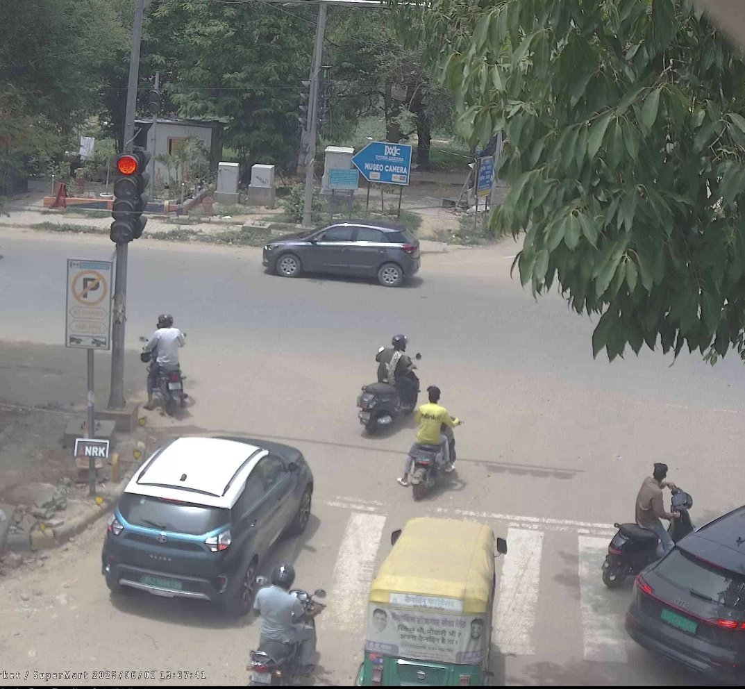 atoolisticity's tweet photo. Got this image as proof of violation of road markings. 4 motorcycles , 2 without helmets and an rickshaw is violating road marking at the same time. While use of technology is good, this is simply squeezing the law abiding taxpayer through it's rupee @DC_Gurugram @TrafficGGM https://t.co/R5zEKzy0Fa