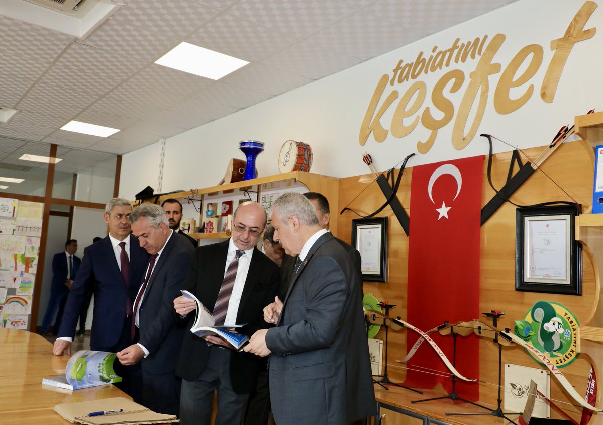 Valimiz İbrahim Akın, öğrencilerin doğada yaşam eğitimlerinin yanı sıra öğrencilerin gelişimlerine katkı sunacak çalışmaların yapıldığı Sille Tabiat Okulu’nu ziyaret ederek, faaliyetler hakkında yetkililerden bilgi aldı.

Sille Tabiat Okulu’nda öğrencilerin tarımsal, sanatsal ve