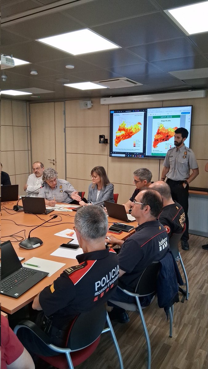 🌳🔥 #ProteccióCivil hem organitzat aquest matí un #simulacre de despatx per practicar l'actuació i coordinació en cas d'incendi forestal en zona periurbana a Collserola

Més detalls 👇
gen.cat/3Sx28jG