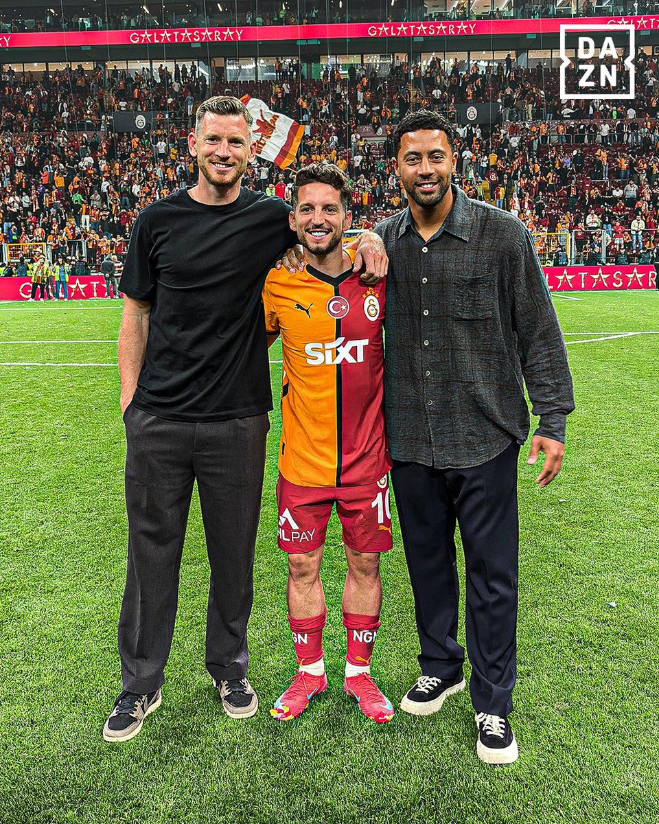 🇧🇪 | De gouden generatie van België verzamelde zich voor het afscheid van Mertens bij Galatasaray. 🔴🟠

📸: HT Spor