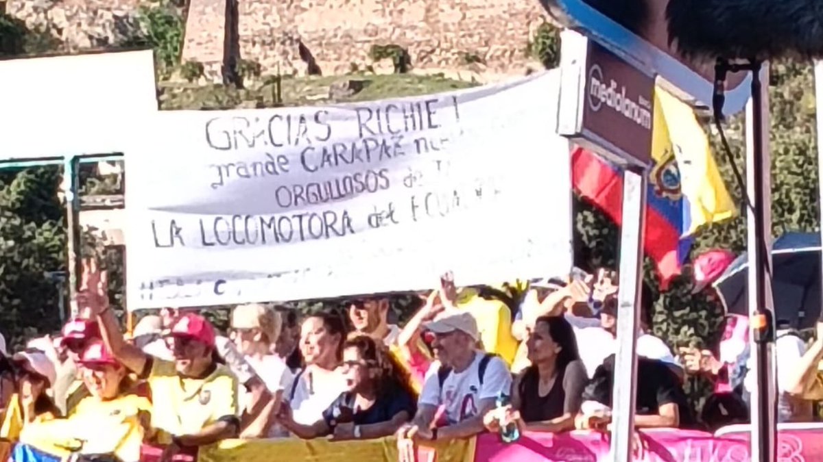 "Primo, secondo o terzo è un dettaglio. Lui su quel podio c’era! E noi ricorderemo il suo Giro. È il corridore che è scattato di più, che ha reso meraviglioso questo Giro". La voce dei tanti ecuadoriani che hanno salutato <a href="/RichardCarapazM/">Richard Carapaz M</a> a Roma
girodiruota.com/richard-carapa…