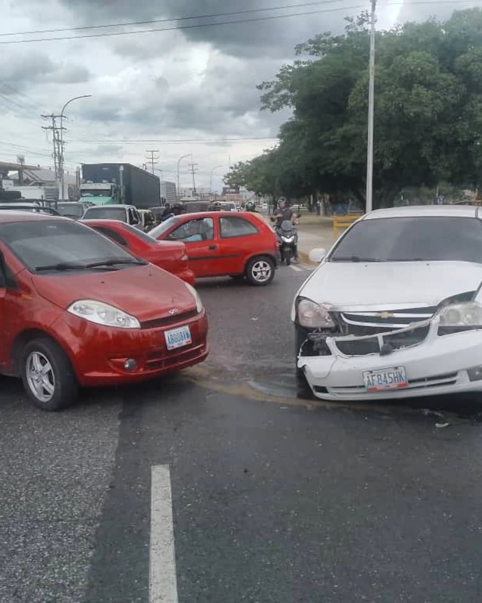 ⚠️🚗💥🚗 #NoticiasViales (02/06) #Aragua Este domingo ocurrió una colisión simple entre 2 vehículos livianos en la avenida Intercomunal Santiago Mariño, sentido #Maracay - #Turmero, adyacente al CC Coche Aragua. Las 2 conductoras resultaron ilesas. #2Jun

✍🏻 <a href="/andrearochap/">Andrea C Rocha P</a>