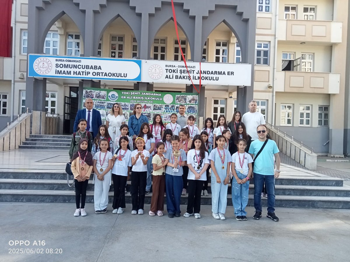 Okulumuzda yapılan Yakan Top turnuvasının şampiyonu olan 4-E sınıfı okul müdürümüz Necati Karaarslan'dan kupalarını ve madalyalarını aldılar. Tebrik ederiz çocuklar.