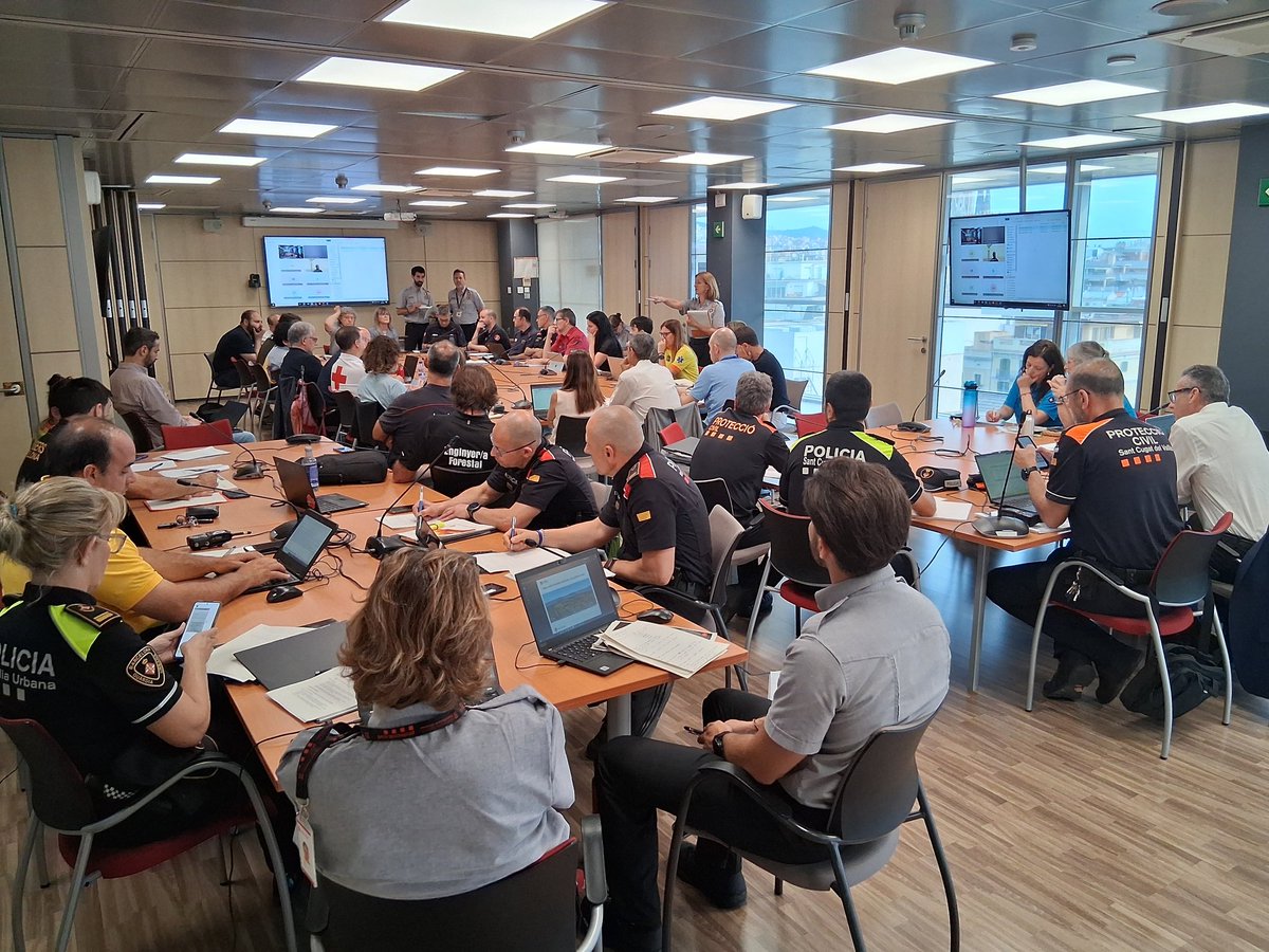 ➡️ A la jornada, en format sessió de treball, s’ha simulat un incendi forestal a Collserola, amb la participació d’una cinquantena de representants de tots els cossos d’emergències i de les entitats i organismes implicats en la gestió d’un incendi forestal 🌳🔥