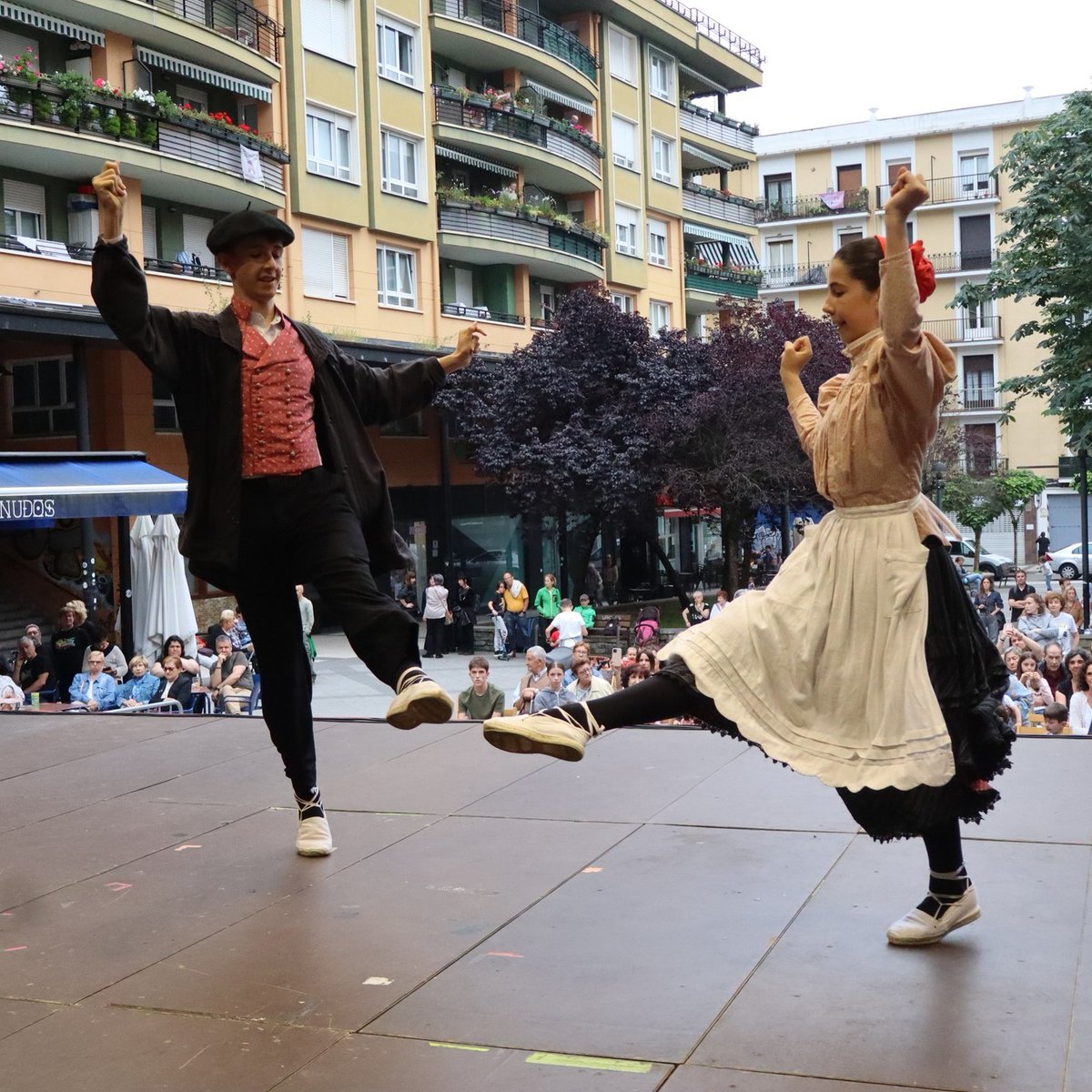Larunbatean Trintxerpen lehiatu zen Gazte mailako Gipuzkoako LXIX. dantza solteko txapelketa.

Zorionak Nora eta Julen irabazleei! Eta baita gainontzeko bikote parte-hartzaileei ere. Ederra izan zen zuek dantzan ikustea.