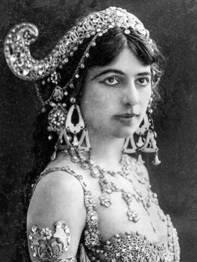 ⑨ ศพของมาตาฮารีไม่มีญาติมารับ เลยมีโรงเรียนแพทย์นำส่วนศีรษะไปศึกษา แต่แล้วศีรษะของเธอก็หายไปเป็นปริศนา ปัจจุบันมาตาฮารีไม่มีแม้แต่หลุมศพ แต่ตำนานกับตัวตนเธอนั้นเป็นอมตะ และเป็นต้นแบบตัวละครหญิงสวยอันตรายทั่วโลก