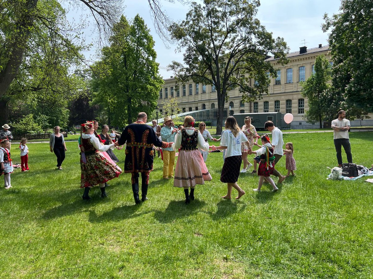 Tack till alla som kom och firade Internationella barndagen med oss igår! 
Det var en fantastisk dag fylld med skratt, danslektioner, ballongmålning och roliga fysiska aktiviteter. Vi är så glada över att ha fått dela denna speciella dag med er alla – både stora och små!