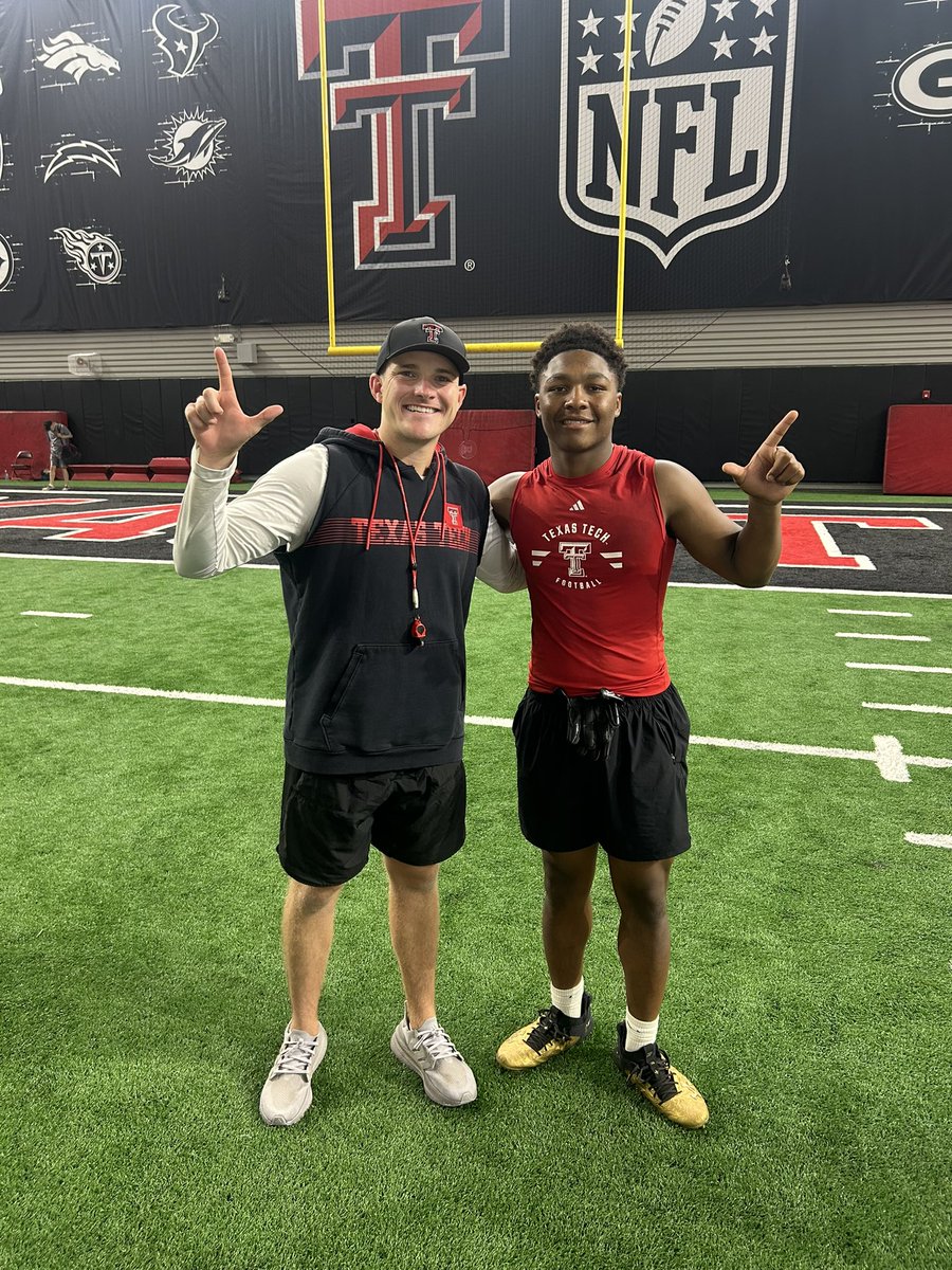BDshamus1's tweet photo. Thanks @GarretMcGuire @JoeyMcGuireTTU For this camp it was great had great drills and 1on1s
@PrepRedzoneNM @tony_mccoy3 @HobbsEaglesFB https://t.co/8Z4DsqECIe