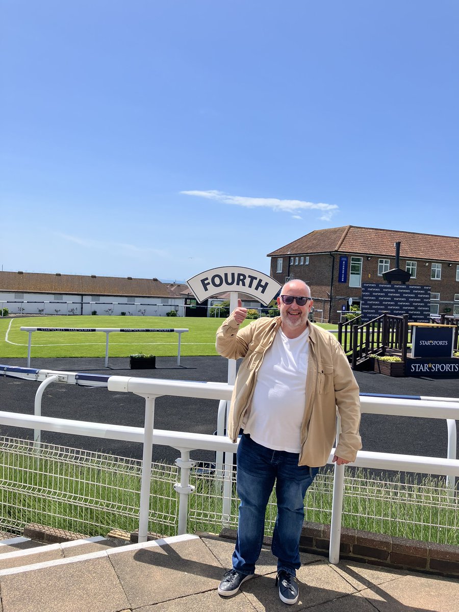This man is looking for some winners and some good air at <a href="/BrightonRace/">Brighton Racecourse</a> 🍺 🐎