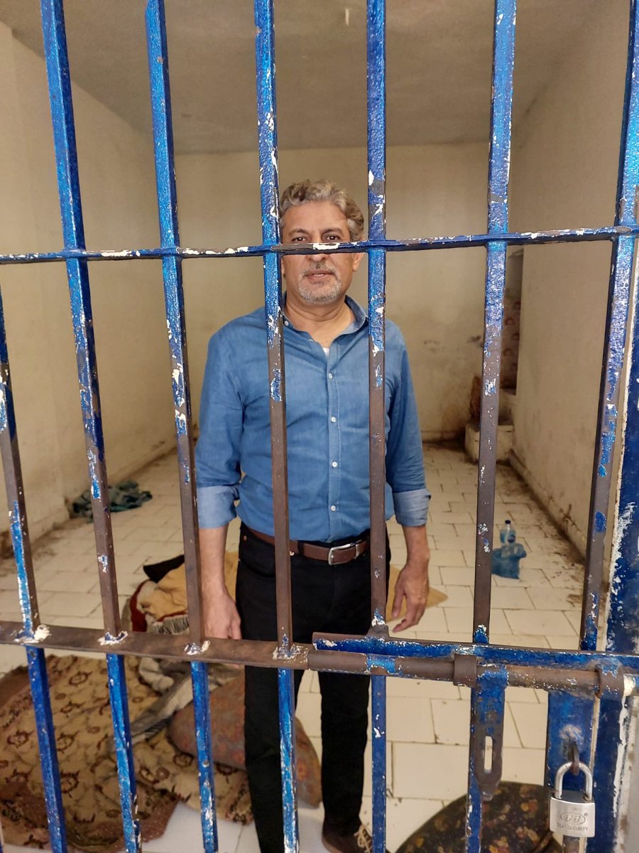 بدمعاش سلمان فاروقی کے چہرے پر فرعونیت برقرار ۔۔۔ 
یوں لگ رہا ہے جیسے گرفتاری کسی   ملی بھگت کے تحت ہوئی ہے ۔۔۔ دولت کے گھمنڈ میں ایک نہتے نوجوان پر تشدد کرنے اور منت سماجت کرنے والوں کے ساتھ بدتمیزی کرنے، گالیاں اور دھکے دینے ، دہشت پھیلانے کی سزا ضرور ملیں چاہئے ۔۔۔
