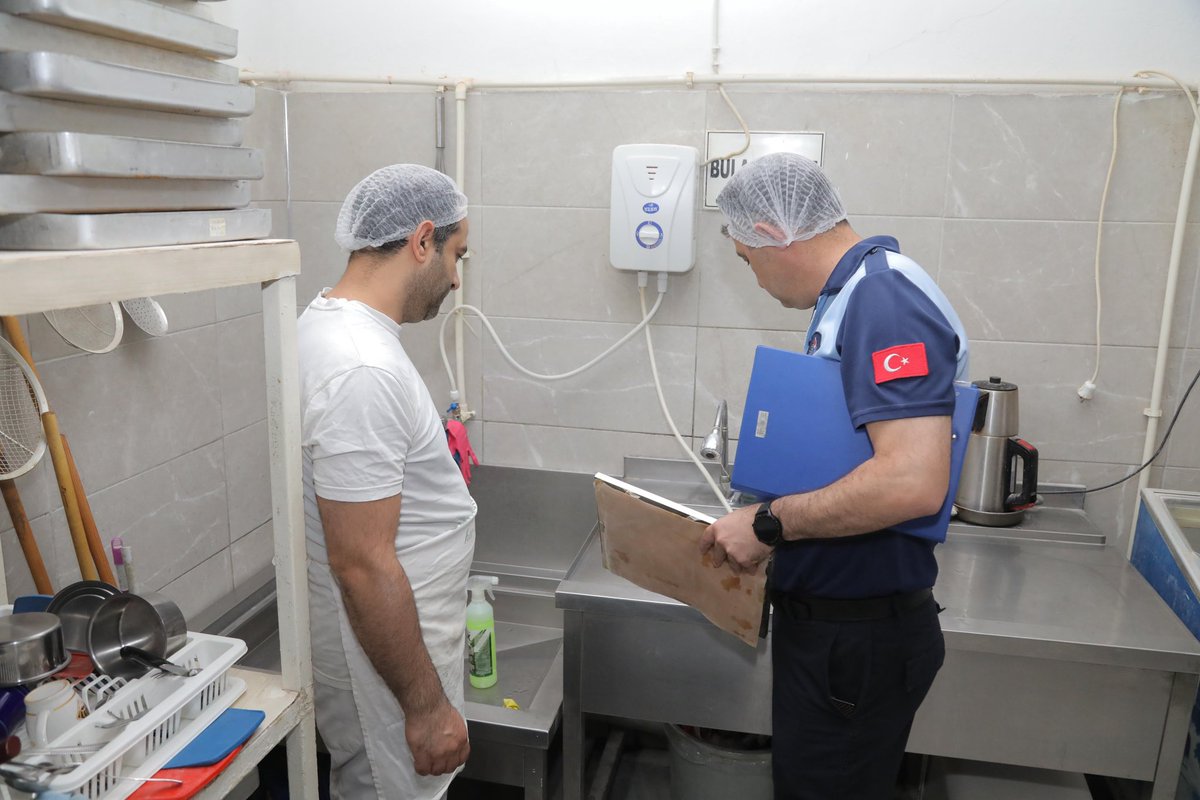 Kurban Bayramı öncesinde, halk sağlığını korumak ve vatandaşlarımızın güvenilir gıdaya erişimini sağlamak amacıyla Zabıta Müdürlüğü İşyeri Denetim ekiplerimiz pastane, unlu mamul ve tatlı üretimi yapan iş yerlerinde denetimler gerçekleştirildi.

Hijyen kuralları, gramaj, üretim