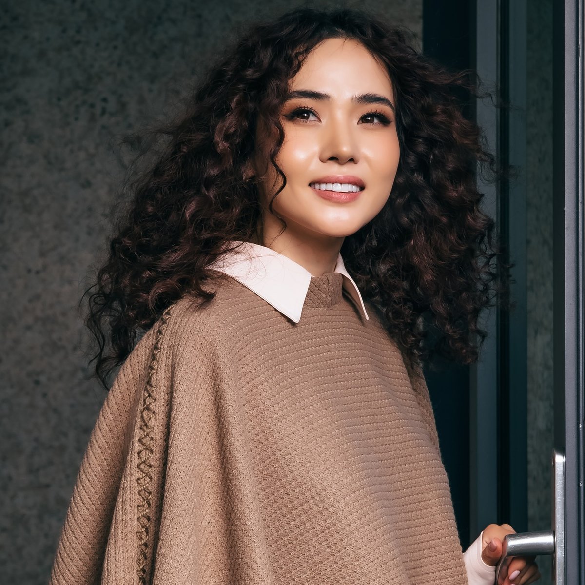 О.Тэмүүлэнгийн найз охин жирэмсэн болсноор О.Дөлгөөн 33 насандаа эмээ боллоо.