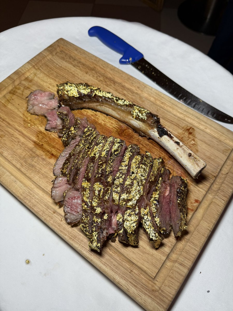 Papi Thursdayyy 🧡🥩 The Mami Steak Experience ที่ร้าน Mamirose
ต้องบอกว่าเป็นอะไรที่ห้ามพลาด!! นอกเหนือจากอาหารที่อร่อยมากๆแล้ว ยังให้ความรู้สึกลักชูว์และแกลมสุดๆ 💎✨วันนี้ได้ลอง🏆Tomahawk Wagyu Gold (1.3kg) ฃเค้าเล่นเคลือบทองไว้ด้านบนไปเลย <a href="/aroii/">@aroii บอกต่อ</a> #อร่อย