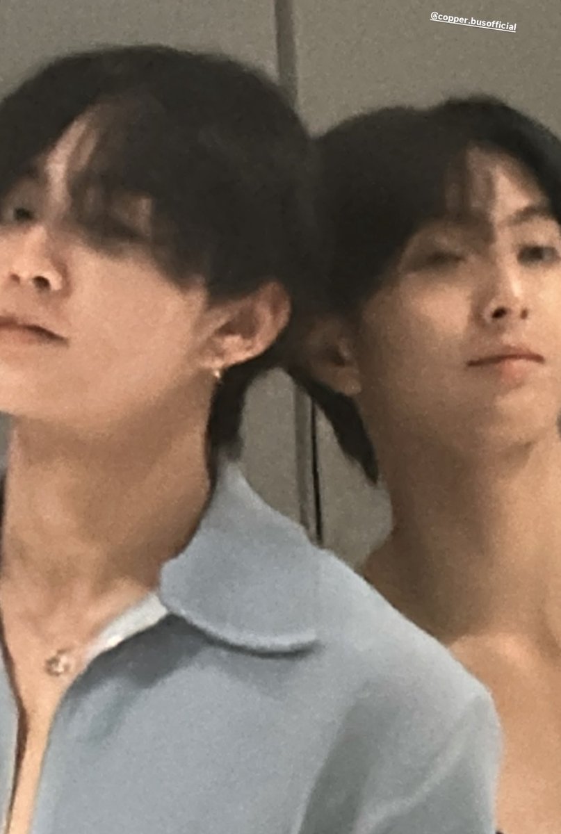 ท่ดนะ แต่อันนี้เหมือนพี่ฮ้าดยืนพิงกระจก555555555555555