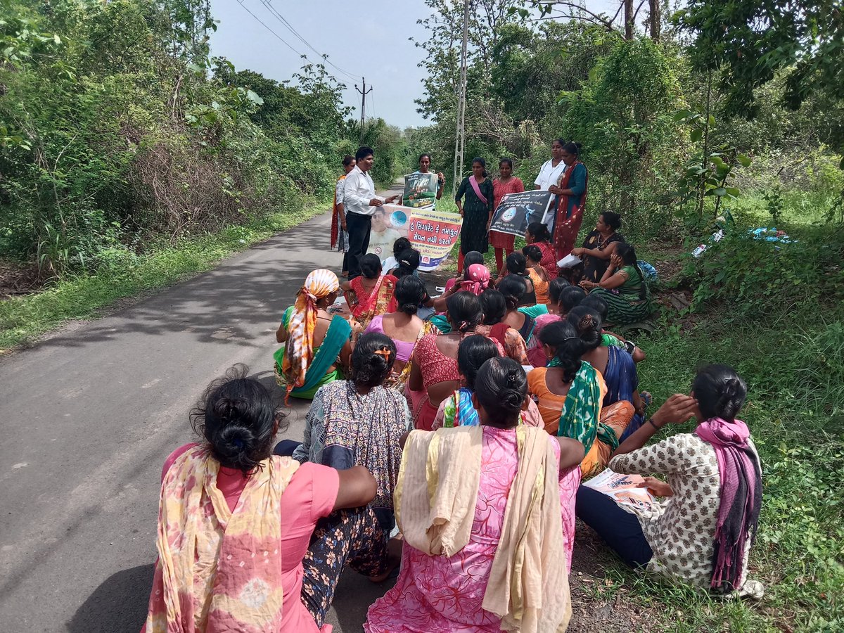 “વિશ્વ તમાકુ નિષેધ દિવસ” નિમિત્તે નવસારી જિલ્લા આરોગ્ય વિભાગના પ્રા.આ.કે.હોન્ડ દ્વારા  તમાકુયુક્ત પ્રોડક્ટના સેવનથી સ્વાસ્થ્યને થતા નુકસાન અંગે લોકોને માહિતી આપવામાં આવી. #WorldNoTobaccoDay #UnmaskingTheAppeal #QuitSmoking #HealthyLiving