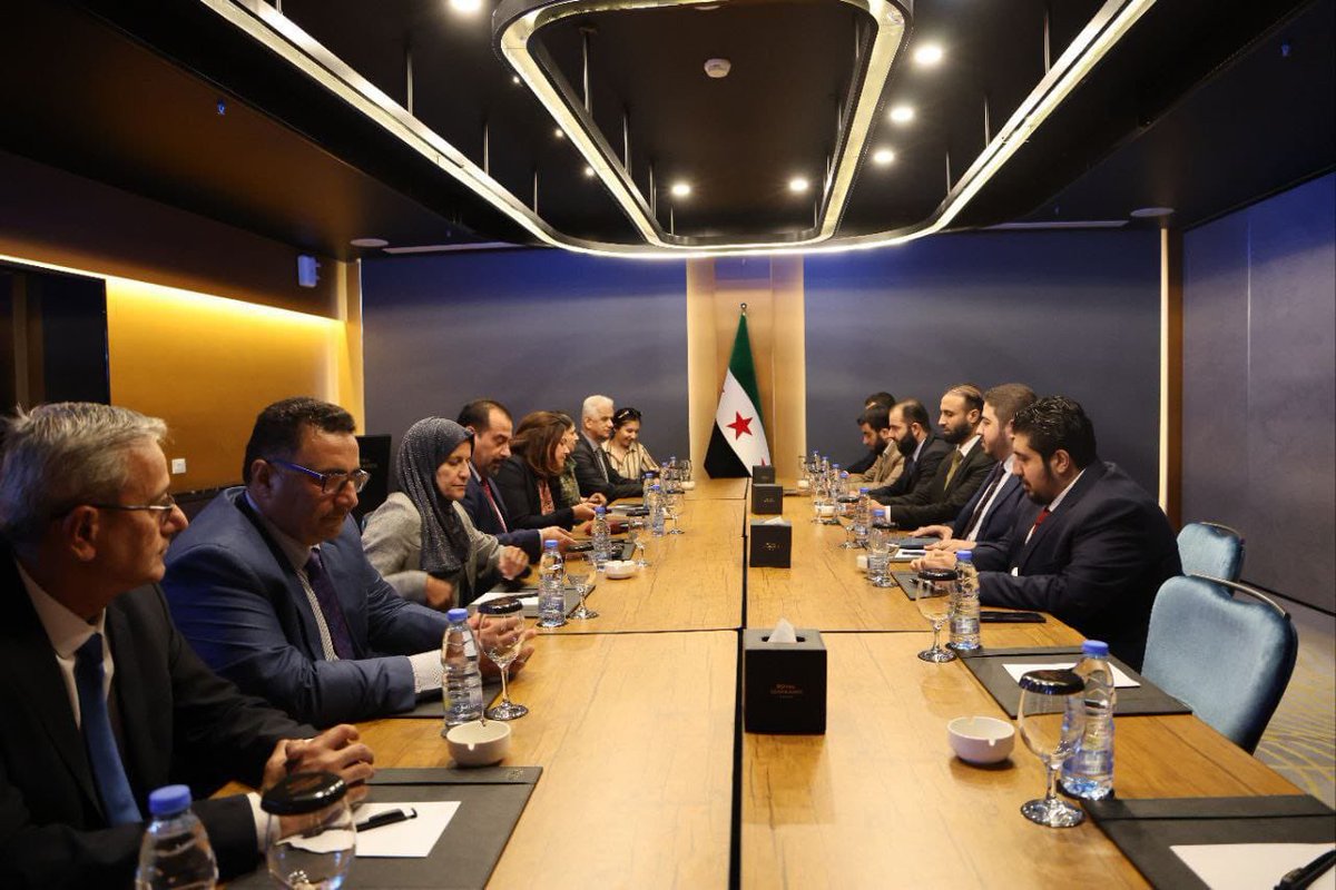 🟡 On the left, Kurdish-led diverse delegation comprised of men and women of all backgrounds negotiating on behalf of northeast Syria and even the advancement of the rest of Syria.

⚫️ On the right, Islamist delegation comprised of only men negotiating on behalf of Damascus.