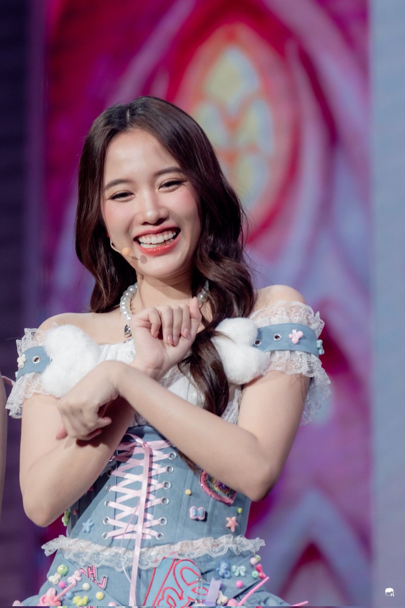 77_tinan's tweet photo. Her gummy smile https://t.co/5yjLMpuXaC
