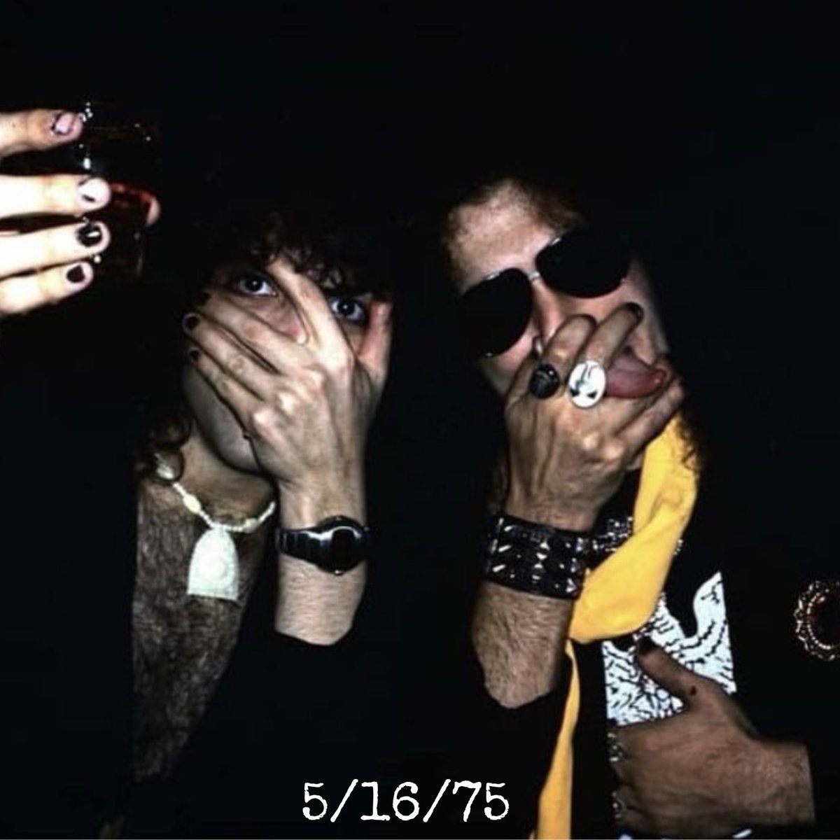 ssikfandk's tweet photo. HUGE day in #KISStory: Last two days saw the Alive 📸 covershoot , and #RARAN, #CALM video shoots. Tonite was date one of four to record #KissAlive. Paul and Gene mugging for the camera at the afterparty. Cobo Arena Ballroom, Detroit.
#DressedToKill tour
#KISS : 1975 https://t.co/OmAcRAIcPe