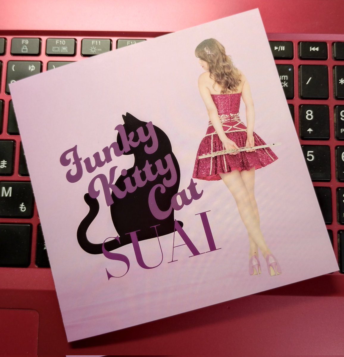3_2_clave's tweet photo. @suaiflute CD購入しました〜🎵
「Funky kitty Cat」からの「NINE LIVES」のピアノの刻みからのヴァイブのクールな音色までが、痺れる展開ですね!かっこいいです✨️
(私…デイヴ・ヴァレンティンしか知らないようなビギナーです)
コットンクラブでのゲスト出演、楽しみです〜😊
#SUAI
#FunkyKittyCat https://t.co/ERv5BgFUPN