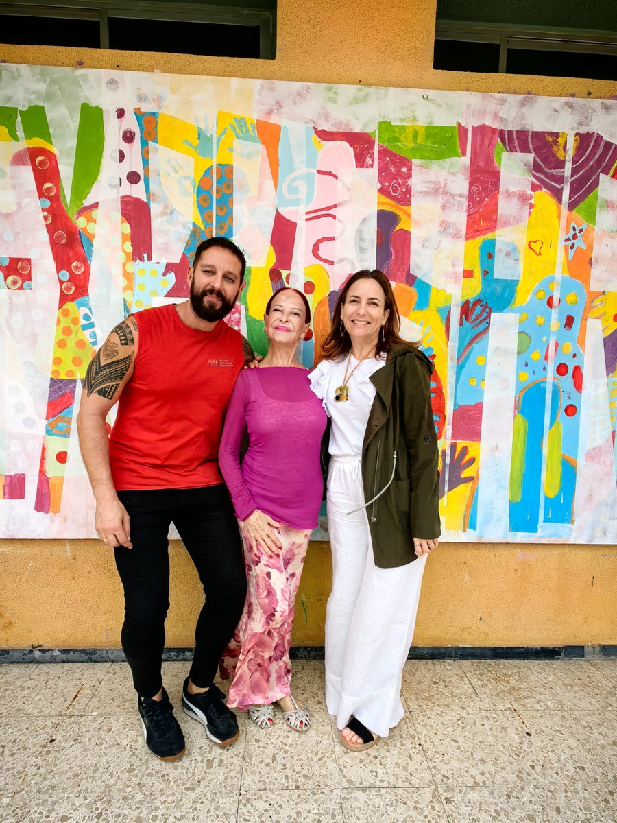 Compartimos una instantánea del ensayo del 31 de mayo en el IES La Isleta donde tuvimos la maravillosa visita de Delia Rodríguez, bailarina. Nos trasmitió su gran pasión por la danza  y su espíritu inquebrantable.
#deliarodríguez #bailarina #AiresdeEspaña #corodonnavoce #ocgc