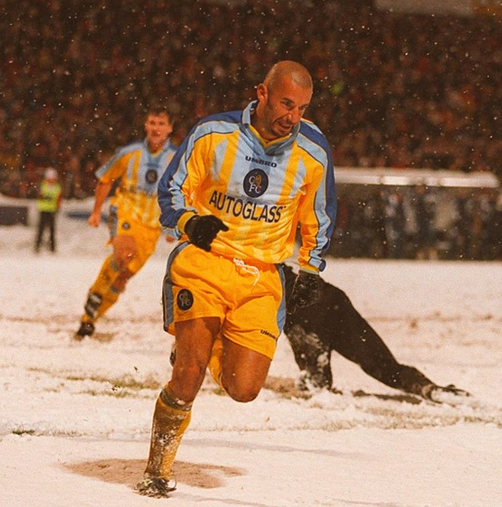 90sfootball's tweet photo. Gianluca Vialli in the snow ❄️ https://t.co/Oz1xFuRP3Y