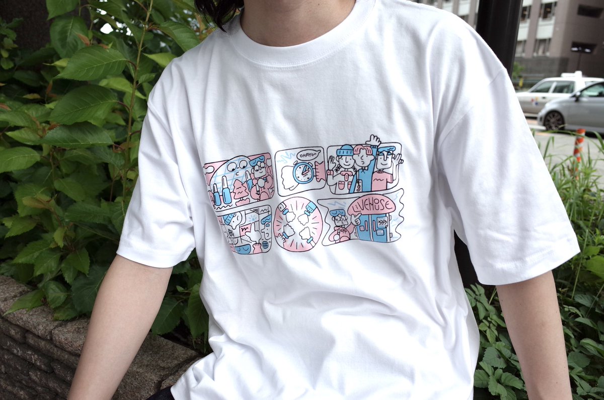 🚶#サカスプ グッズ💨

イラストT👕🎨
今年のメインビジュアルが胸元に
プリントされたデザイン💭
こちらも背面には出演アーティスト名入り！

サカスプアプリにてプレオーダー受付中🛒
当日並ぶことなく確実にゲットしたい方はぜひ！
▶︎▶︎ sakaespring.com/goods