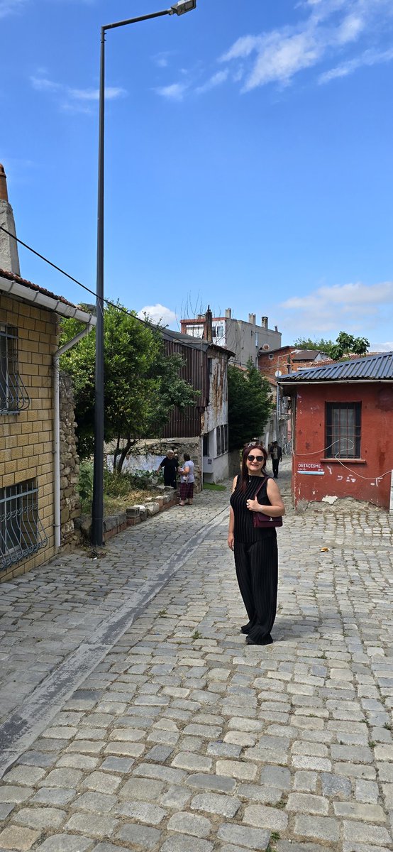 Sevdiklerinize yüreğinizde ne varsa hissettirin. Belki ne yarın olur ne de yarın "O" olur. Hayat geç kalmayı hiç affetmez.
 #AhmedArif #Istanbul