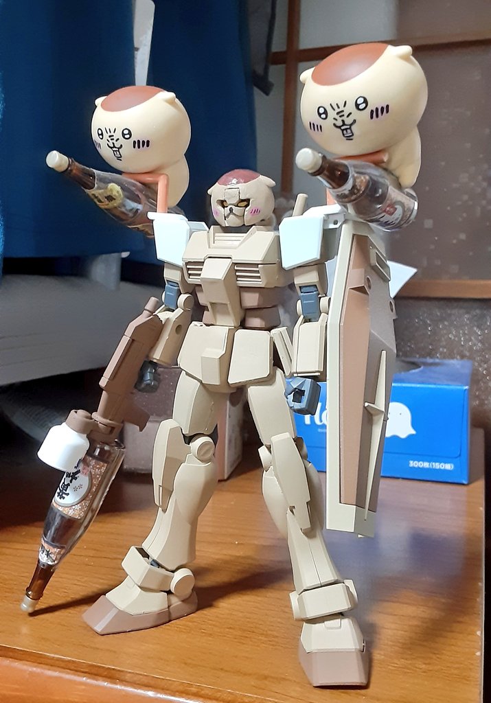 茶色いガンダム(ガンダムくりまんじゅう弐式)、試作中はくりまんじゅう２体とも支え棒をアゴと一升瓶で挟んで頑張ってました🤣
#ガンプラ
#くりまんじゅう
#ちいかわ