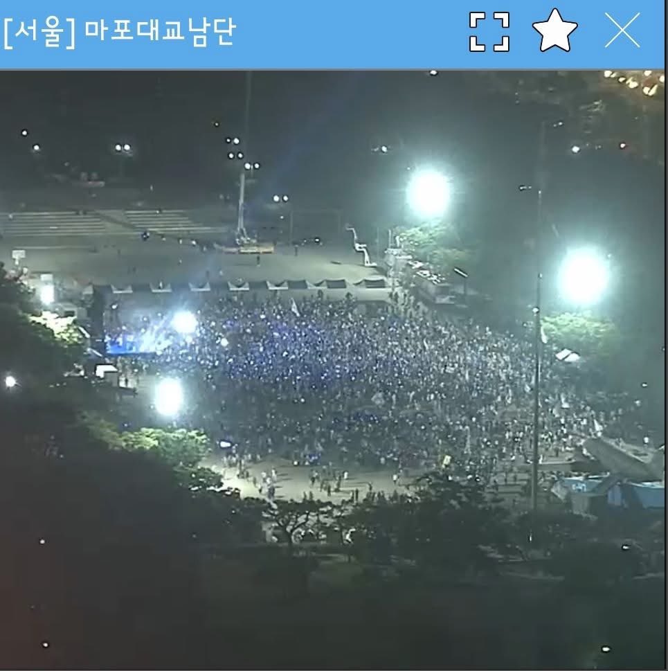 둘 네 여써 여덜~ 

날도 더운데 이럴 거면 쪼끼쪼끼에서 모이지...