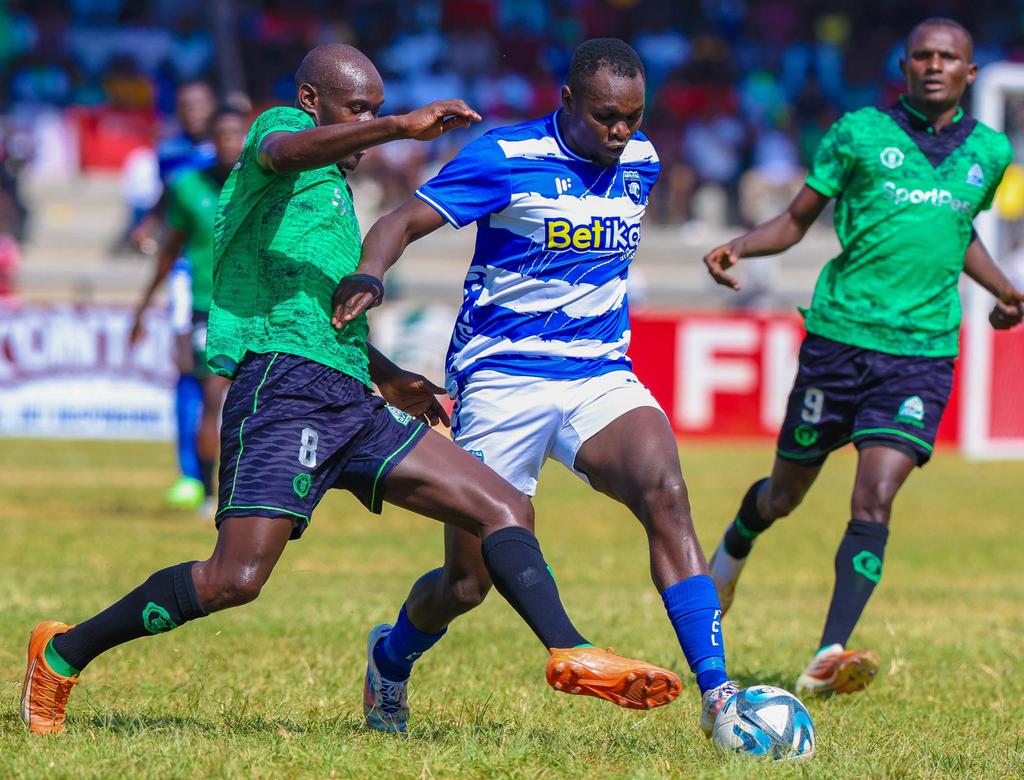 🟢 | MATCH UPDATE 

35' | Gor Mahia 1 - 0 Leopards 

The atmosphere is terrific.... boys enjoying their thing now. Touches hapa na pale as Leopards feel the heat. 

#Sirkal  | #SportPesaNaGor | Azam TV Kenya
