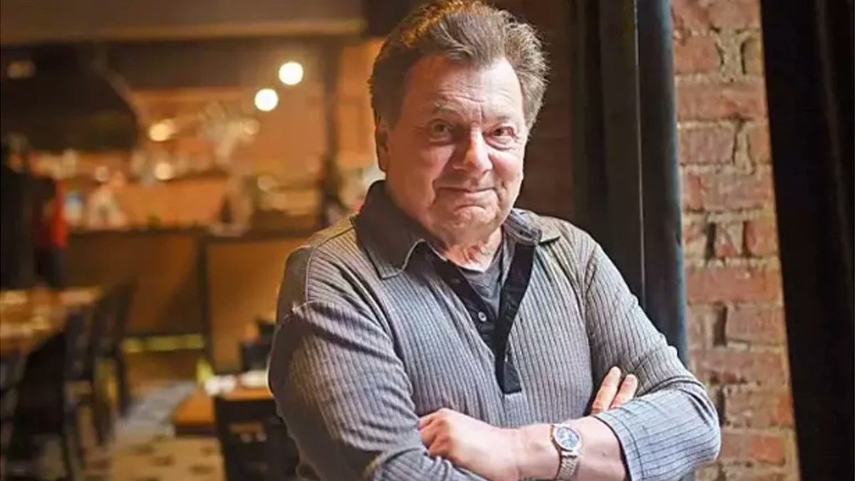 onedio's tweet photo. Şehirler arası yeni gastronomi tartışması loading...

Vedat Milor: 

"Diğer şehirlerimiz alınmasın ama ülkemizde odun fırınında pişmiş İzmit simiti diye bir gerçek var." https://t.co/4MbJIY1HBd